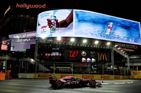 Пьер Гасли за рулём машины Alpine на трассе в Лас-Вегасе, 2024 год, фото XPB