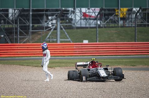 Антонио Джовинацци покидает машину после вылета в Сильверстоуне