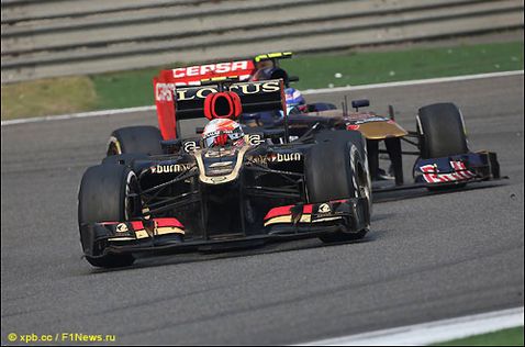 Роман Грожан ведет борьбу на трассе Гран При Китая