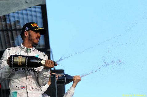 Льюис Хэмилтон на подиуме Гран При Австралии