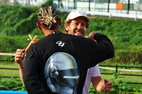 Льюис Хэмилтон и Себастьян Феттель, 2023 год