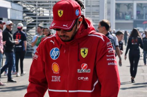 Льюис Хэмилтон в паддоке автодрома в Мехико, фото XPB