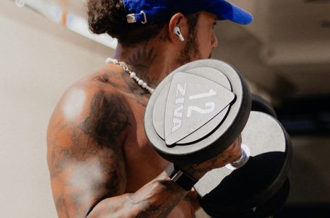 Льюис Хэмилтон во время тренировки, фото из социальных сетей