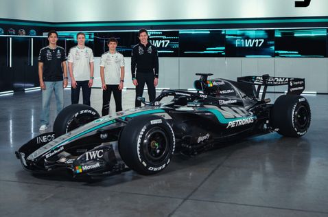 Тото Вольфф и гонщики Mercedes у машины W17, фото пресс-службы команды