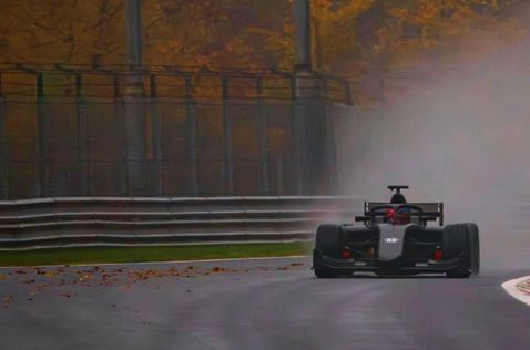 Колтон Херта за рулём машины Ф2 на тестах в Монце, фото из социальных сетей