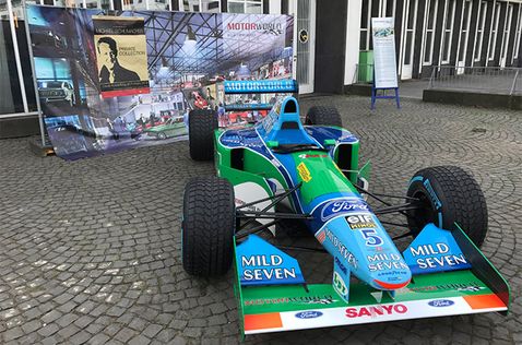 Benetton B194 у входа в кёльнский музей Motorworld, фото Дитера Ренкена