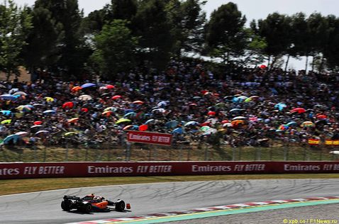 Ландо Норрис за рулём McLaren MCL36 на трассе в Барселоне