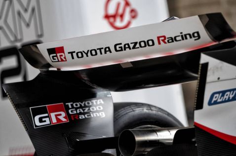 Логотипы Toyota Gazoo Racing на заднем крыле машины Haas, фото XPB