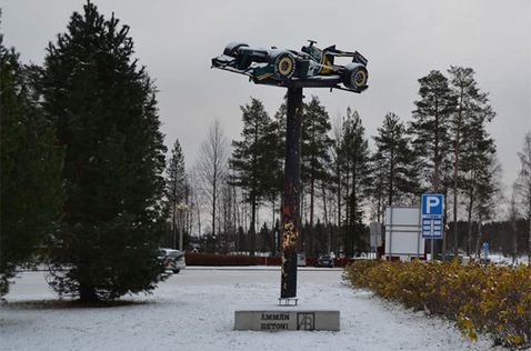 Раньше памятник Хейкки Ковалайнену стоял в центре его родного города Суомуссалми