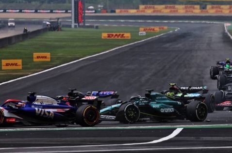 Кадр сделан сразу после инцидента между Лэнсом Строллом и Даниэлем Риккардо – можно увидеть обломки на трассе, фото XPB