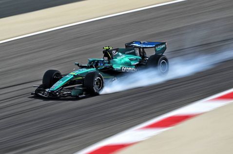 Фернандо Алонсо за рулём AMR26 на тестах в Бахрейне, фото XPB