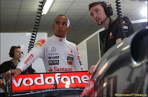 Энди Лэтам (справа) и Льюис Хэмилтон