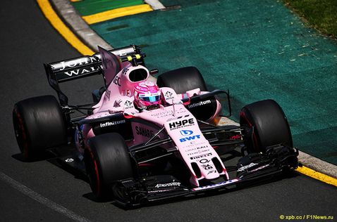 Эстебан Окон за рулём Force India на тренировках в Мельбурне