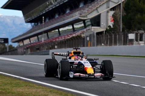 Лиам Лоусон за рулём VCARB 03 на тестах в Барселоне, фото пресс-службы Racing Bulls