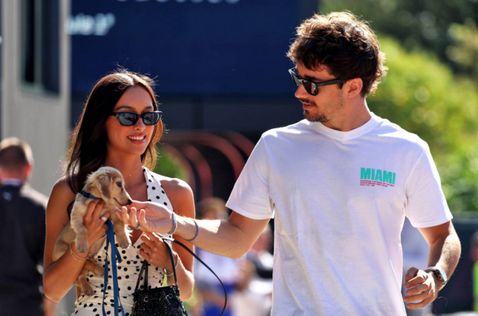 Шарль Леклер, его подруга Александра и их питомец Лео, фото XPB