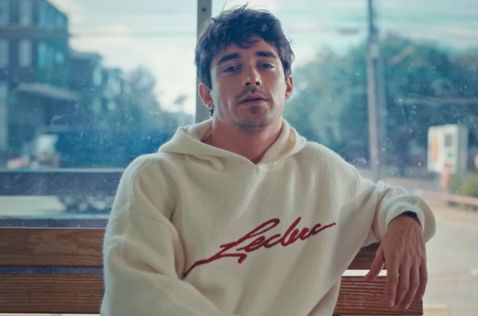 Шарль Леклер демонстрирует любимый предмет из своей первой коллекции одежды