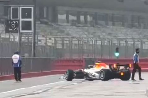 Лиам Лоусон впервые выезжает из боксов на новой машине. Кадр из видео