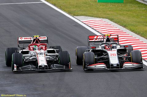 Кевин Магнуссен (справа) и Антонио Джовинацци на трассе в Венгрии
