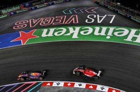 Макс Ферстаппен и Шарль Леклер ведут борьбу на трассе Гран При Лас-Вегаса, фото XPB