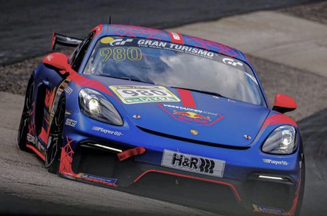 Макс Ферстаппен за рулём Porsche 718 Cayman GT4 СS, фото Verstappen.com