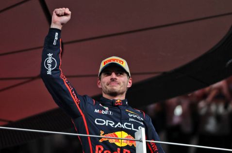 Макс Ферстаппен на подиуме в Абу-Даби, фото XPB