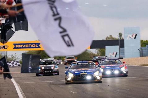 Mercedes-AMG финишируют на Нюрбургринге, слева машина победителей, справа - команды Макса Ферстаппена, фото Mercedes-AMG