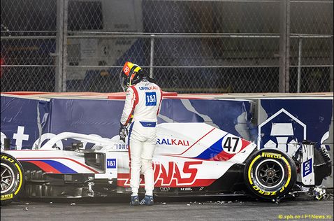 Сход Мика Шумахера в Саудовской Аравии...