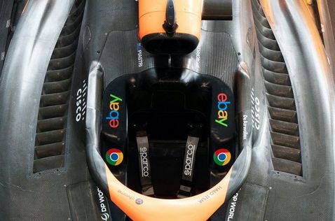Логотипы eBay на Halo машины McLaren, фото пресс-службы команды