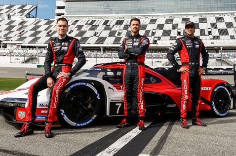 Победители марафона в Дайтоне у их Porsche 963, фото Porsche Motorsport