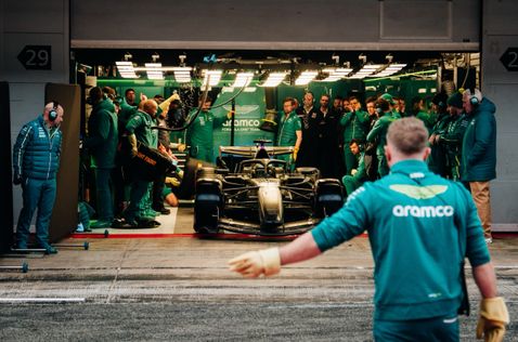 Первый выезд AMR26 на трассу в Барселоне, фото пресс-службы Aston Martin F1