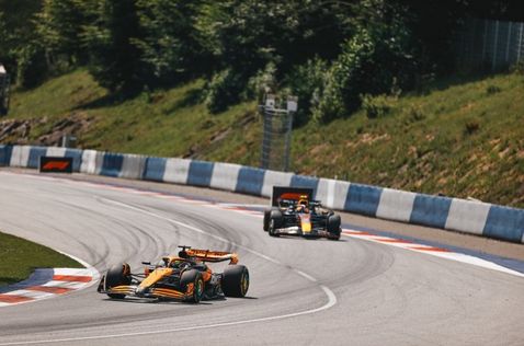 Один из эпизодов Гран При Австрии, когда Ландо Норрис лидировал в гонке, фото пресс-службы McLaren