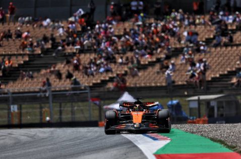 Оскар Пиастри за рулём MCL39 на трассе в Барселоне, фото XPB