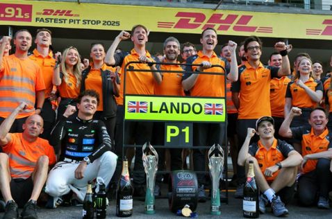 Ландо Норрис вместе с командой McLaren празднует победу в Мехико, фото XPB