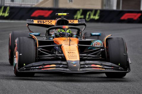 Ландо Норрис за рулём MCL39 на трассе в Абу-Даби, фото XPB