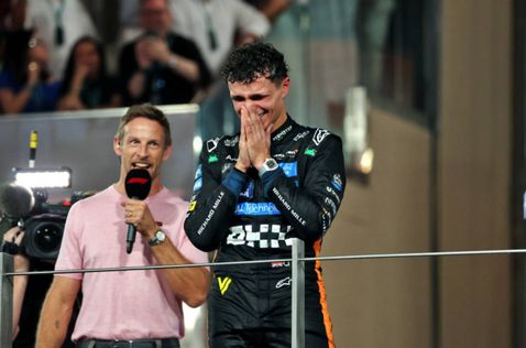 Дженсон Баттон и Ландо Норрис после финиша Гран При Абу-Даби, когда гонщик McLaren стал чемпионом мира, фото XPB