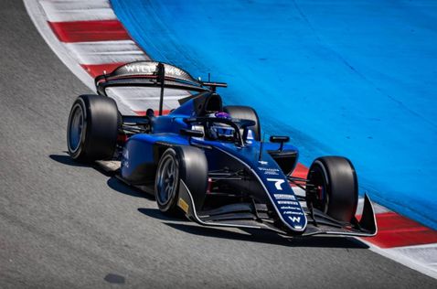 Машина команды Hitech на трассе в Барселоне, за рулём Люк Браунинг, фото XPB