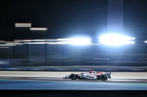 Эстебан Окон за рулём Haas VF-26 на трассе в Бахрейне, фото XPB