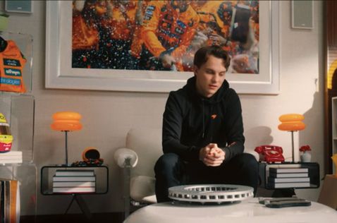 Оскар Пиастри рассматривает тормозной диск машины McLaren