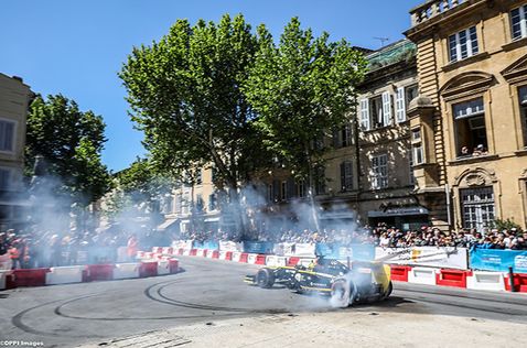 Нико Хюлкенберг крутит пончики на улицах Салон-де-Прованса
