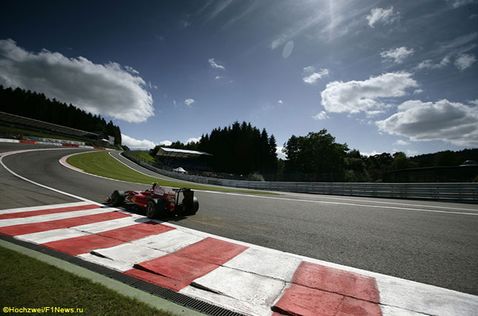 Кими Райкконен преодолевает связку Eau Rouge-Raidillon на Гран При Бельгии 2009 года