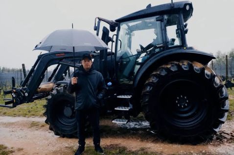 Кими Райкконен и его новый трактор, фото из социальных сетей