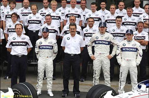 Групповое фото BMW Sauber в Интерлагосе. Вилли Рампф - слева в первом пяду