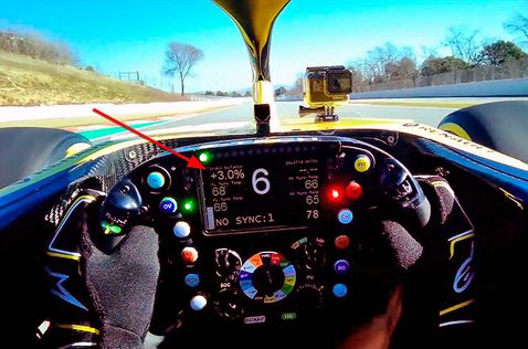 Кадр из видео тестового круга Даниэля Риккардо на RS19 в Барселоне. Скриншот AMS