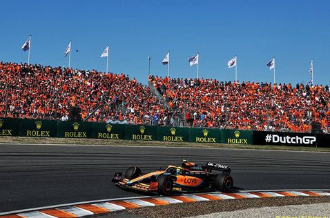 Ландо Норрис за рулём McLaren MCL36 на трассе в Зандфорте