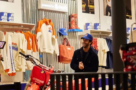 Даниэль Риккардо и его новый магазин, фото из социальных сетей