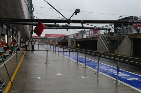 Пит-лейн на трассе в Сильверстоуне