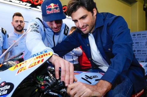 Карлос Сайнс примеривается к гоночному мотоциклу Ducati, фото из социальных сетей