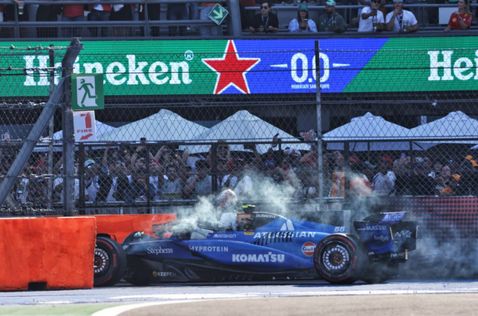 Карлос Сайнс покидает машину Williams, разбитую за считаные минут до финиша Гран При Мехико, фото XPB