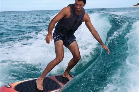 Карлос Сайнс отдыхает на Багамских островах, но отдыхает активно, фото из социальных сетей