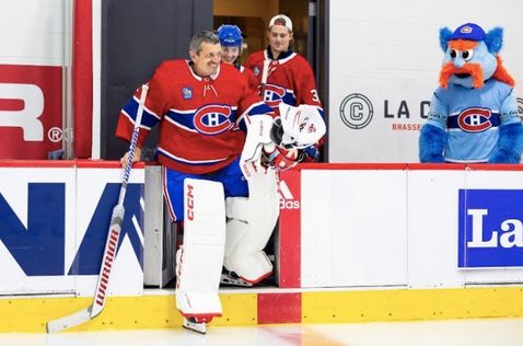 Гюнтер Штайнер выходит на лёд вместе с хоккеистами Montreal Canadiens